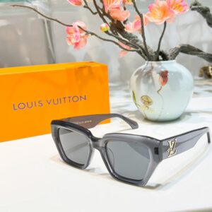 LOUIS VUITTON. Model: LV Z1972E. Dimensions: 50-20-145