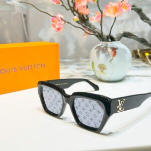 LOUIS VUITTON. Model: LV Z1972E. Dimensions: 50-20-145