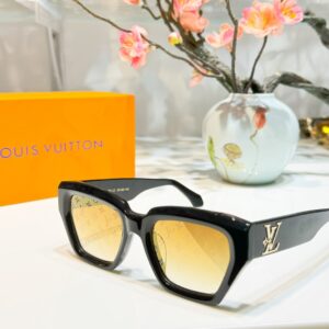 LOUIS VUITTON. Model: LV Z1972E. Dimensions: 50-20-145