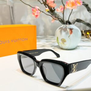 LOUIS VUITTON. Model: LV Z1972E. Dimensions: 50-20-145