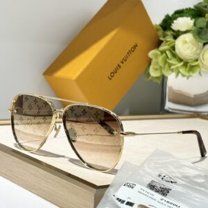 Louis Vuitton* Model: Z1621U