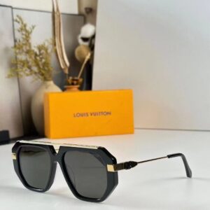 LOUIS VUITTON. Model: LV Z3220