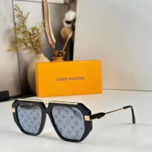 LOUIS VUITTON. Model: LV Z3220
