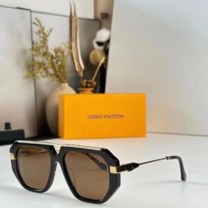 LOUIS VUITTON. Model: LV Z3220