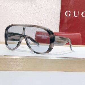 GUCCI Oversized  MODEL：GG2164
